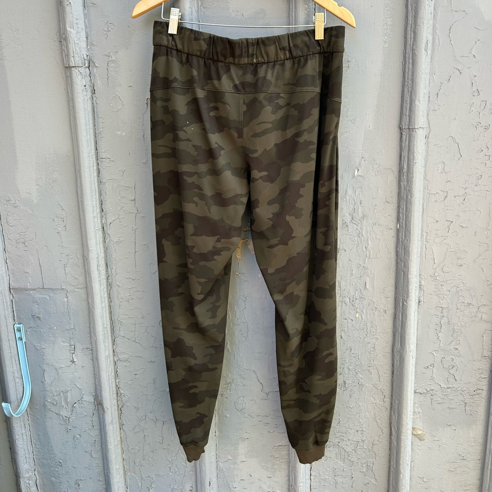 Lululemon On the Fly Jogger, size 8