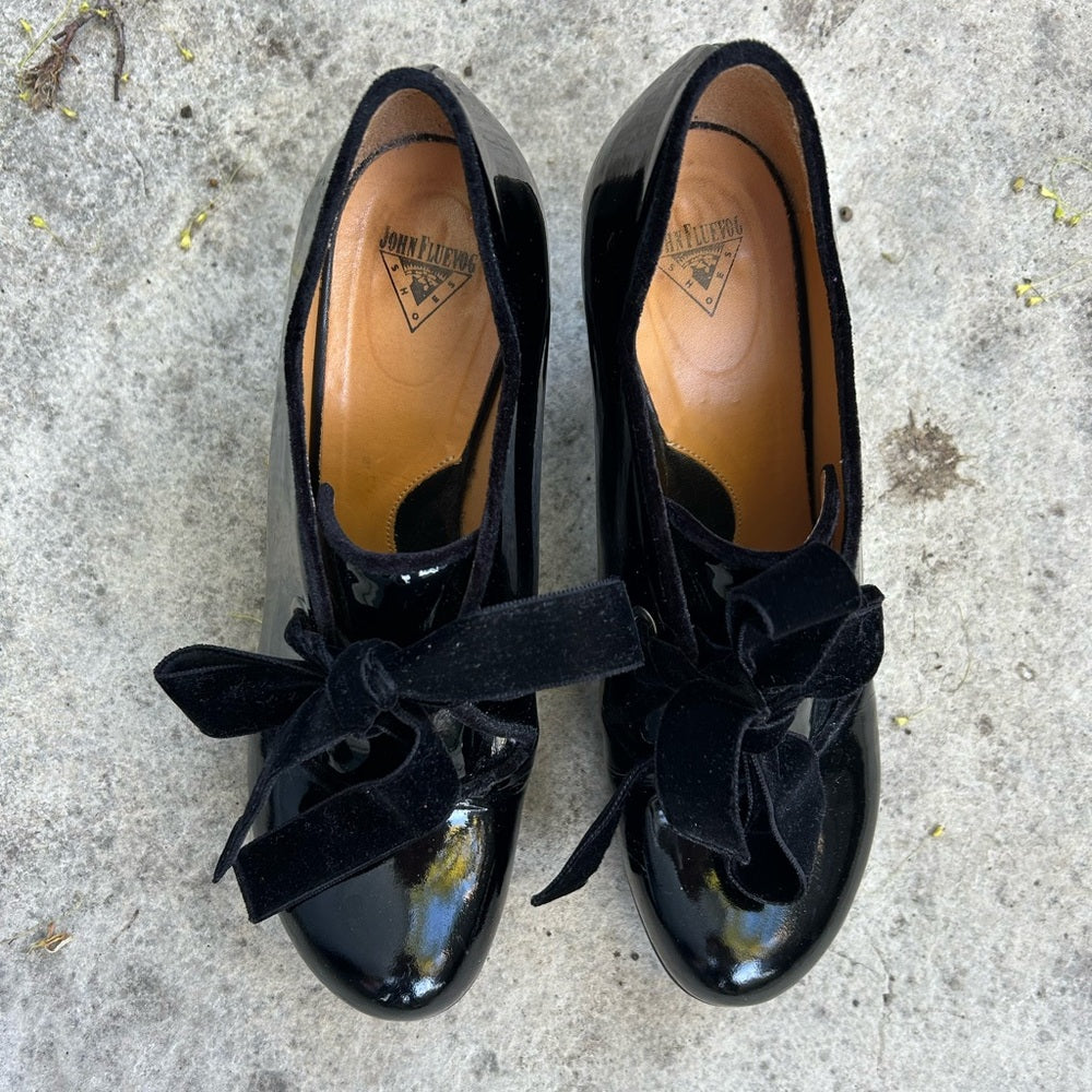 John Fluevog Baroque Elisabetta Scallop Edged Heel, size 9