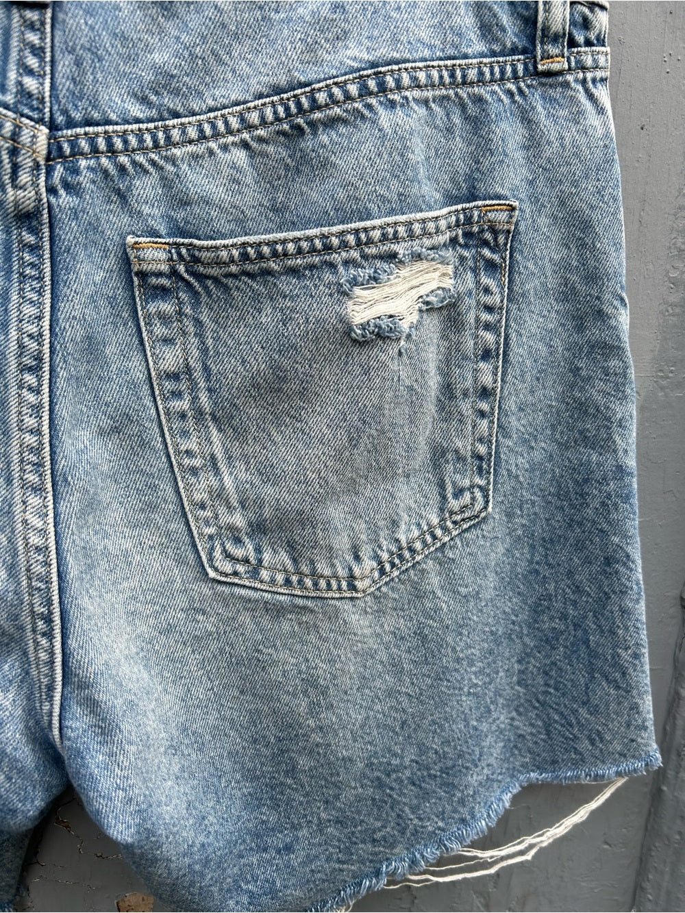 Gap denim 8” loose Bermuda mid rise denim short, size 30