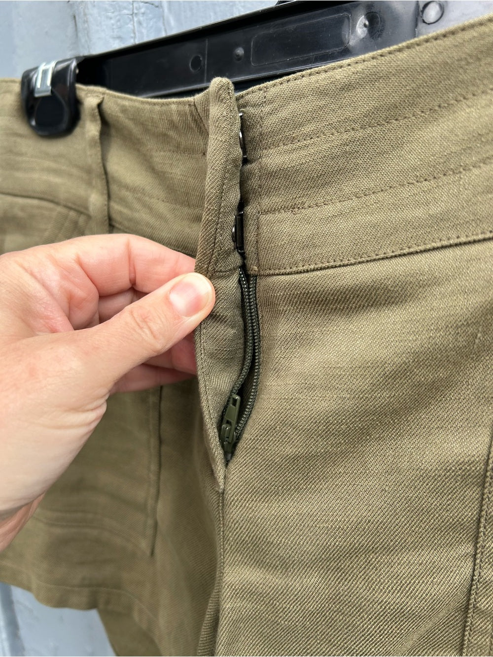 Theory linen cotton khaki shorts, size 6