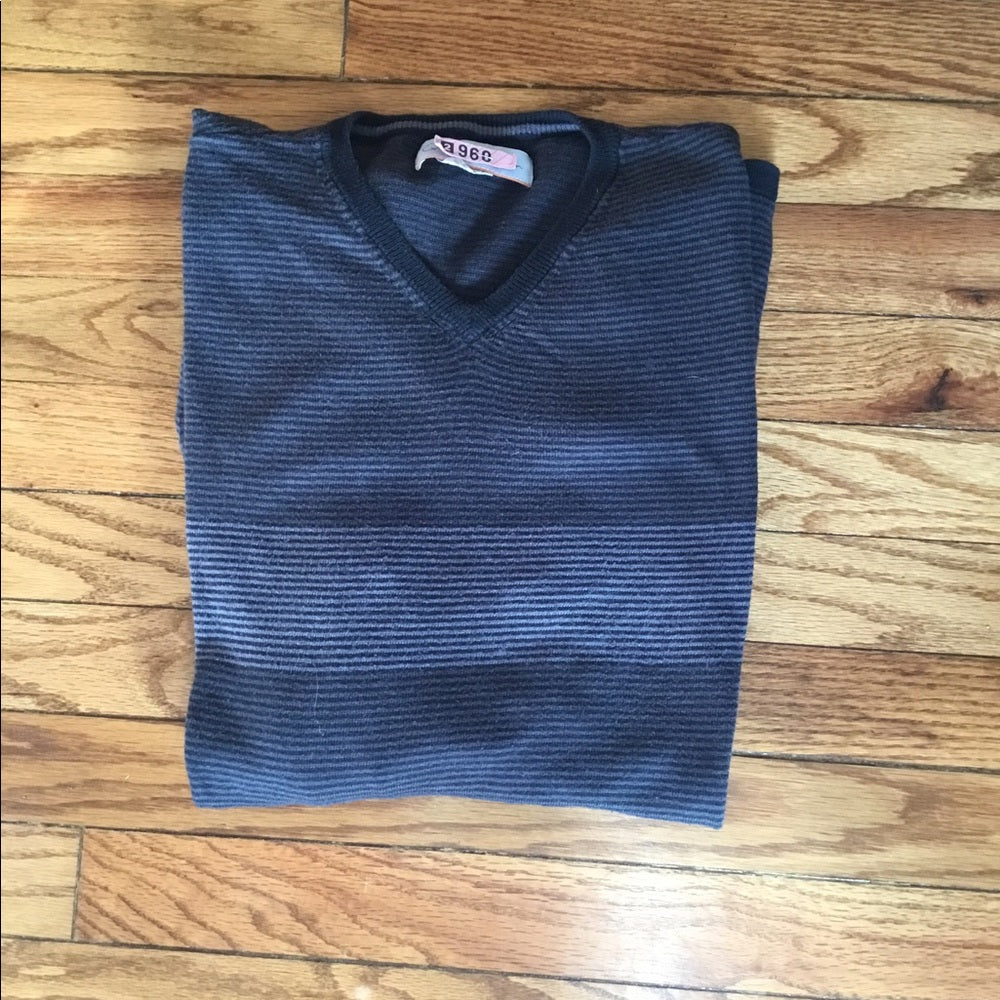 Quicksilver light weight v neck sweater, size L