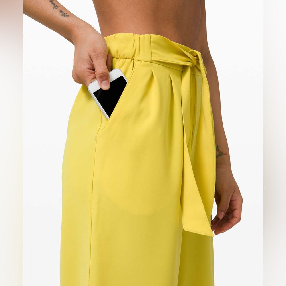 Lululemon Noir Crop, Soleil, size 4