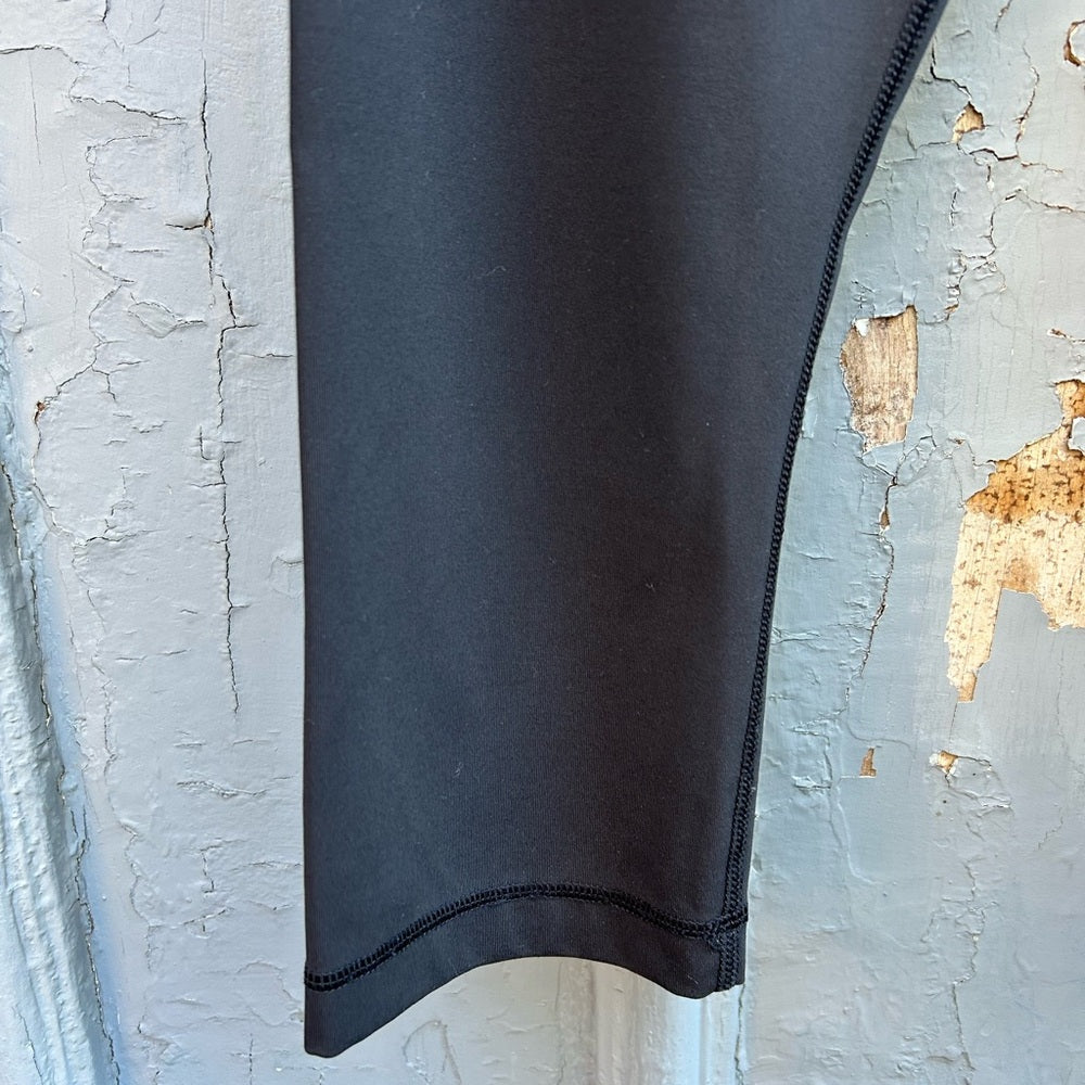 Lululemon Black Wunder Under Crop, size 8
