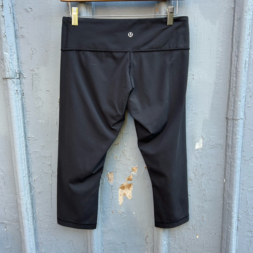 Lululemon Black Wunder Under Crop, size 8