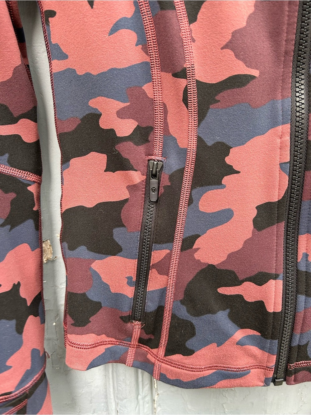 Lululemon Define Jacket Heritage Camo Smoky Red Night Sea, size 6