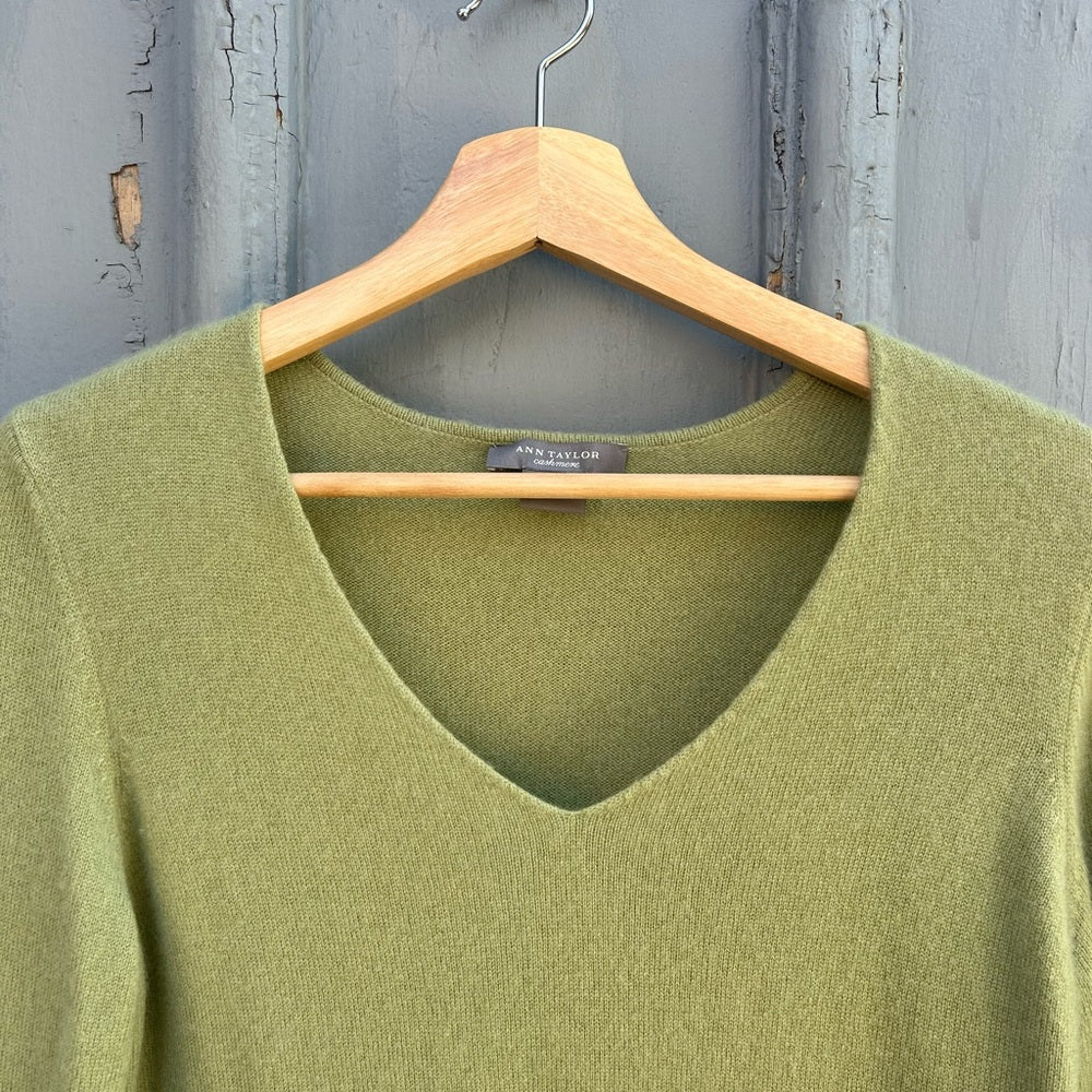 Ann Taylor Cashmere V neck Sweater, M