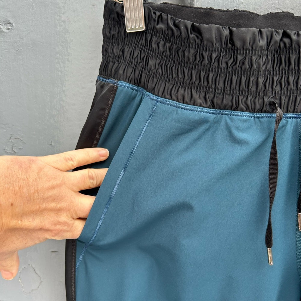Lululemon Run: Right Round Pant, size 6