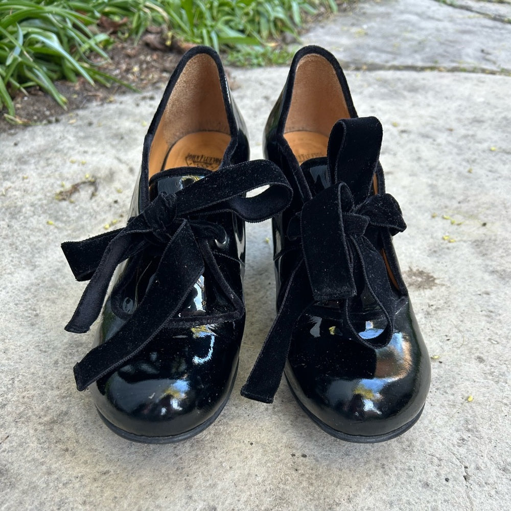 John Fluevog Baroque Elisabetta Scallop Edged Heel, size 9