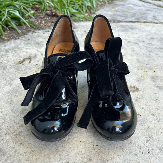 John Fluevog Baroque Elisabetta Scallop Edged Heel, size 9