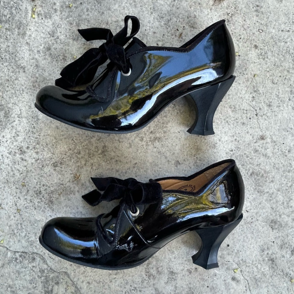 John Fluevog Baroque Elisabetta Scallop Edged Heel, size 9