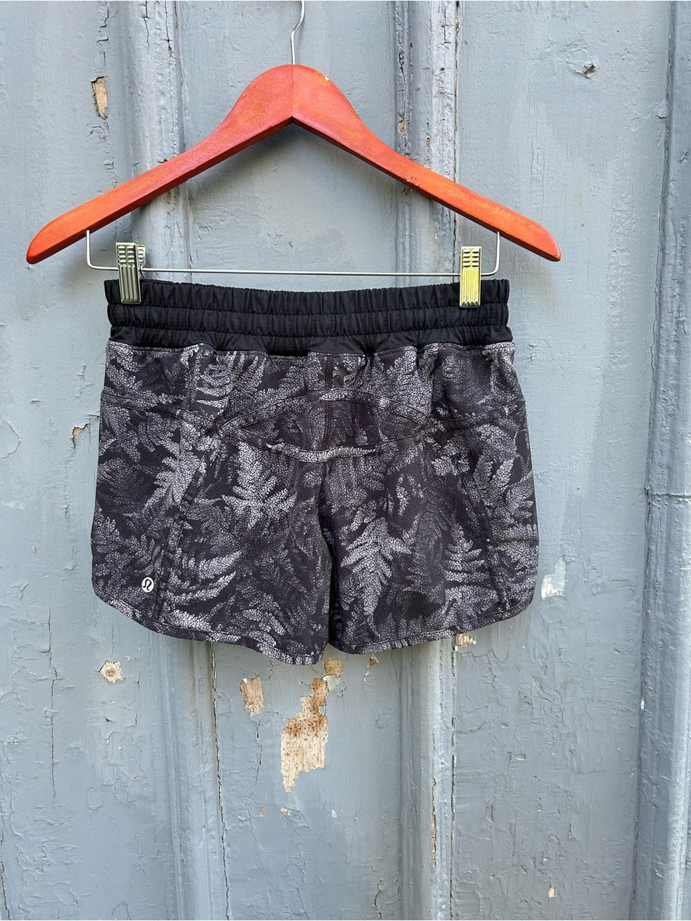 Lululemon Tracker Short IV, size 6