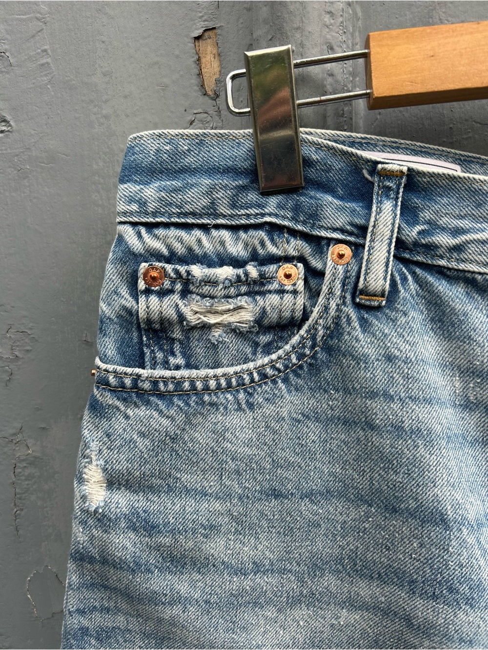 Gap denim 8” loose Bermuda mid rise denim short, size 30