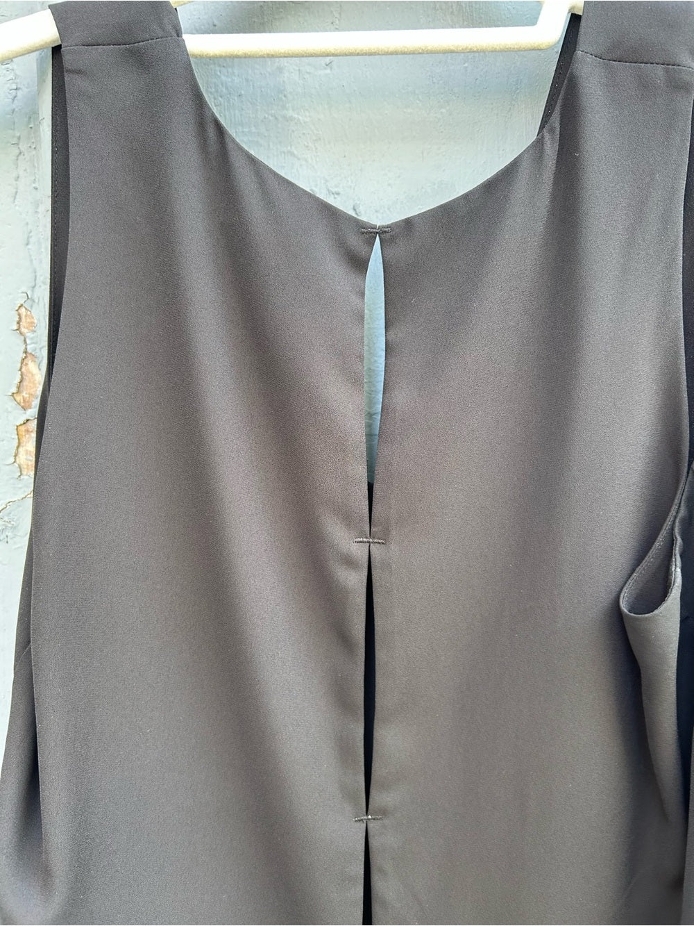 Babaton Sleeveless Maddox Blouse, size S