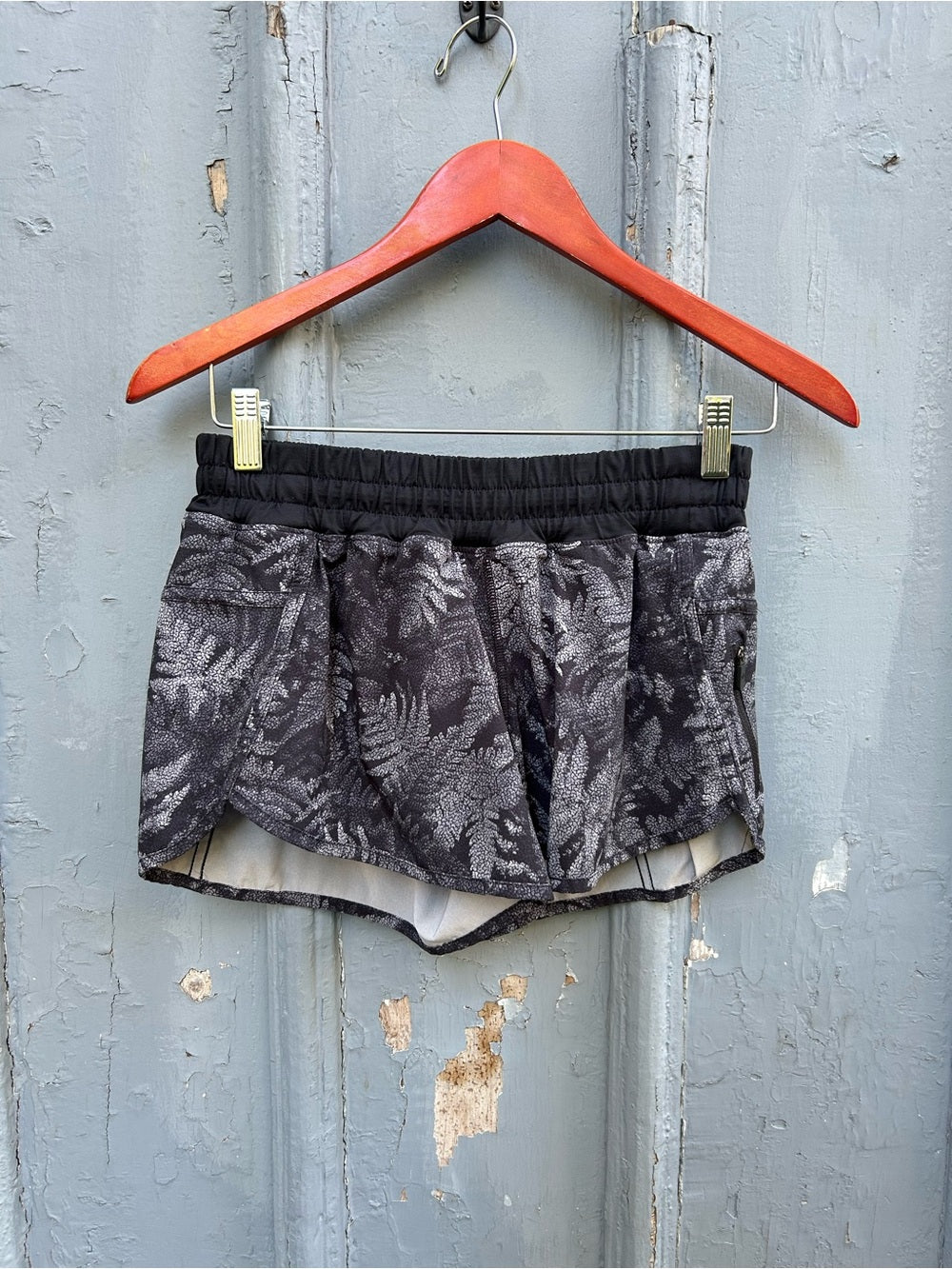 Lululemon Tracker Short IV, size 6