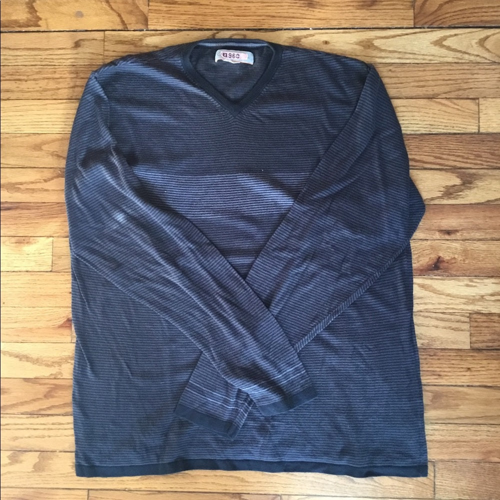 Quicksilver light weight v neck sweater, size L