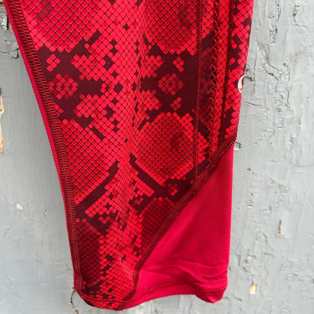 Lululemon Vent It Out Crop, size 6
