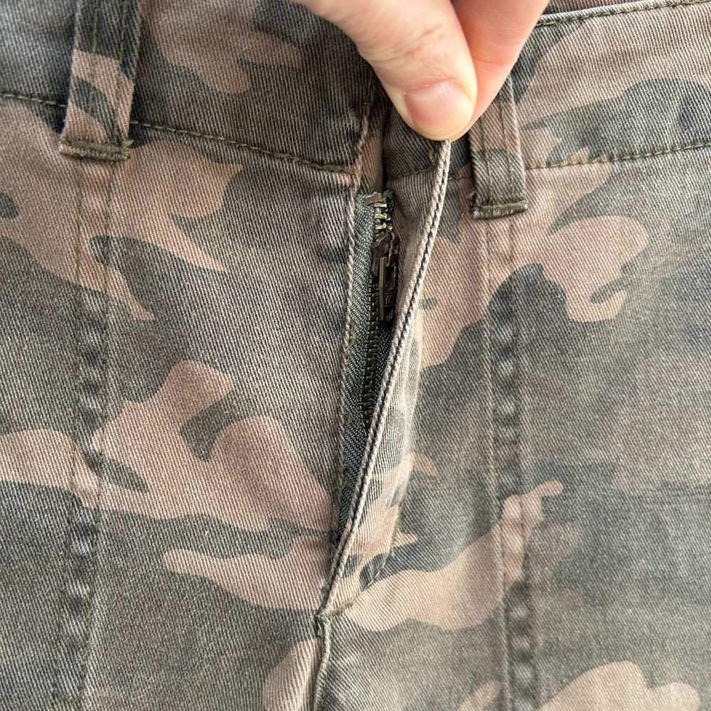 Pam & Gela Camo Side Stripe Pant in Army, size 27