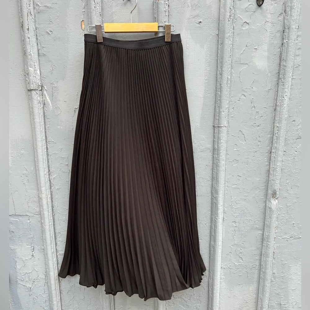 Anne Klein Pull on Pleated Skirt, size 8